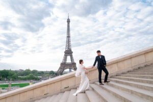 パリ　エッフェル塔の前で手を引くカップル