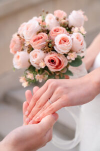 新婦の手と結婚指輪　ウェディングブーケ