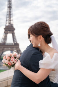 エッフェル塔でハグをするカップル