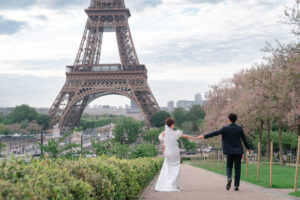 パリ　エッフェル塔　手を引きあいながら走るカップル