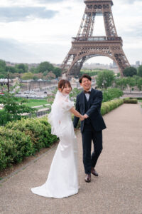 エッフェル塔　満面の笑みで手を引きあうカップル