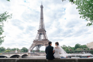 エッフェル塔　微笑みあうカップルの後ろ姿
