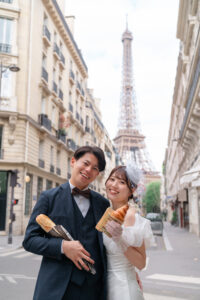 エッフェル塔　バゲットとクロワッサンを持つカップル
