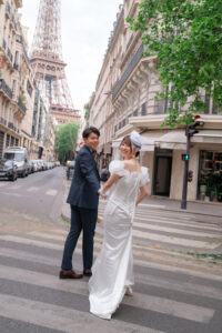 後ろを振り向きながらあるくカップル