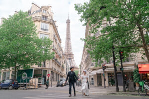 エッフェル塔前を駆けるカップル