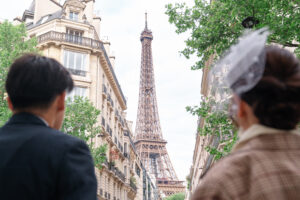 エッフェル塔を見る新郎新婦