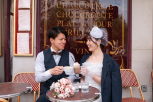 パリのカフェで乾杯をするカップル