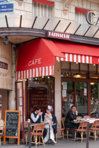 パリのカフェとカップル