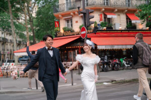 パリ　カフェの前をあるくカップル