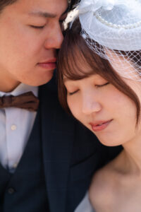 しっとりと微笑むカップル