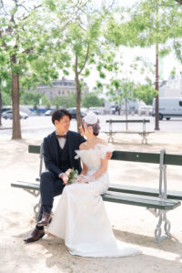 ベンチで微笑みあうカップル