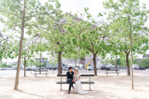 凱旋門　ベンチに座るカップル