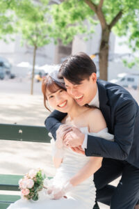 新婦を後ろからハグする新郎