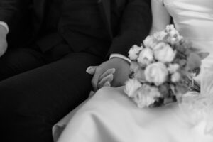 手をつなぐカップルの白黒写真