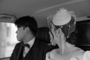 移動の車中　新婦のカクテルハット