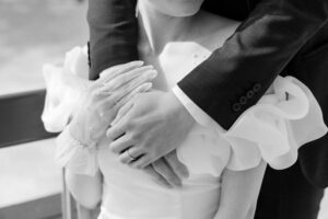 新郎と新婦の手　白黒写真