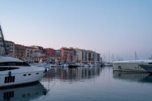 朝焼けのフランス・ニース港からスタートするフォトウェディング