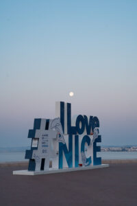 明け方の美しい空と月を背景にしたニースでのウェディングフォト