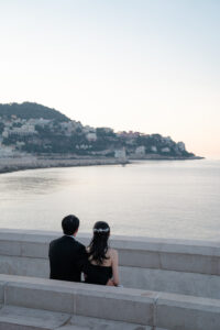 ニースの海を眺めるカップルの後ろ姿