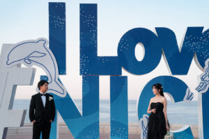 「I Love Nice」モニュメント前で見つめ合うカップルのロケーションフォト