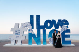 南仏ニースの定番スポット「I Love Nice」モニュメントで記念撮影する新郎新婦