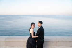 ニースの海岸沿い（プロムナード・デ・ザングレ）を散歩する新郎新婦