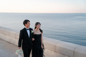 南フランス・ニースの海辺を背景に微笑むウェディングドレス姿のカップル