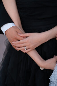 手を繋ぎあう新郎新婦と美しい指輪