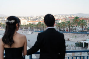 南仏ニースの美しい海岸線を見下ろす新郎新婦のウェディング写真