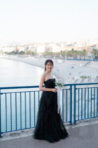 ニースの海を背景に微笑む花嫁の全身ソロポートレート