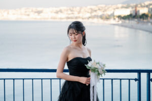 ニースの海を背景に静かに微笑む花嫁の上半身ソロポートレート