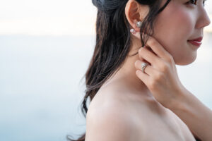 ニースの海を背景に花嫁のアクセサリーにクローズアップしたショット