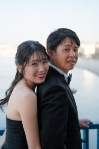 ニースの海を背景にこちらに微笑む新郎新婦