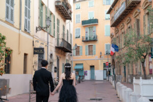 ニース旧市街のカラフルでパステルな街並みを歩く新郎新婦のフォトウェディング