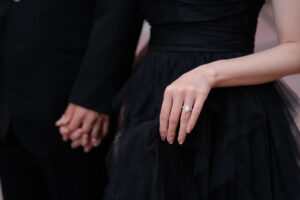 手を繋ぐ新郎新婦と結婚指輪と婚約指輪