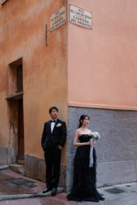 南仏らしい個性豊かな路地で撮影したカップルのロケーションフォト