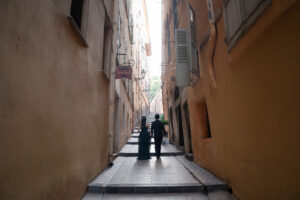 南フランスらしい個性豊かなパステルカラーの街並みを歩く新郎新婦