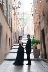 ニースらしいパステルカラーの路地を手を繋ぎながら歩く新郎新婦