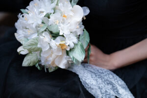 新郎のお母様から譲り受けた、白を基調にしたウェディングブーケ