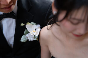 ウェディングブーケとおそろいのブートニア