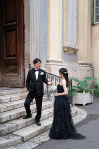 ニースの教会の前で新婦をエスコートする新郎