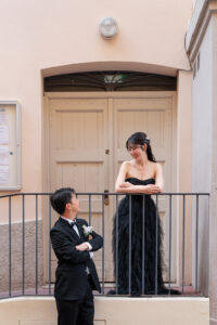 ニース旧市街のカラフルでパステルな街並みで見つめあう新郎新婦