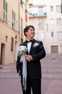 ニース旧市街のカラフルでパステルな街並みでの新郎ソロポートレート