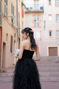 ニース旧市街のカラフルでパステルな街並みでの新婦ソロポートレート