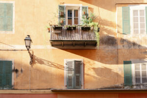 パステルカラーの壁がかわいいニースの街並み