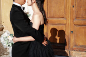 抱き合うカップルの教会の扉に落ちる影