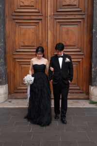 ニースの教会の扉の前で歩く新郎新婦