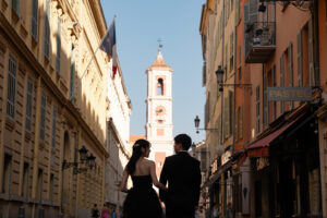 ニースのパステルカラーの街並みと新郎新婦のシルエット
