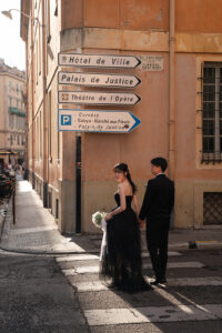 ニースの横断歩道を歩く新郎新婦