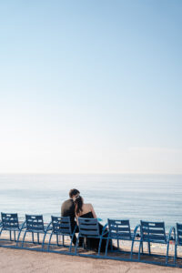 ニースの海を見ながら寄り添いあう新郎新婦